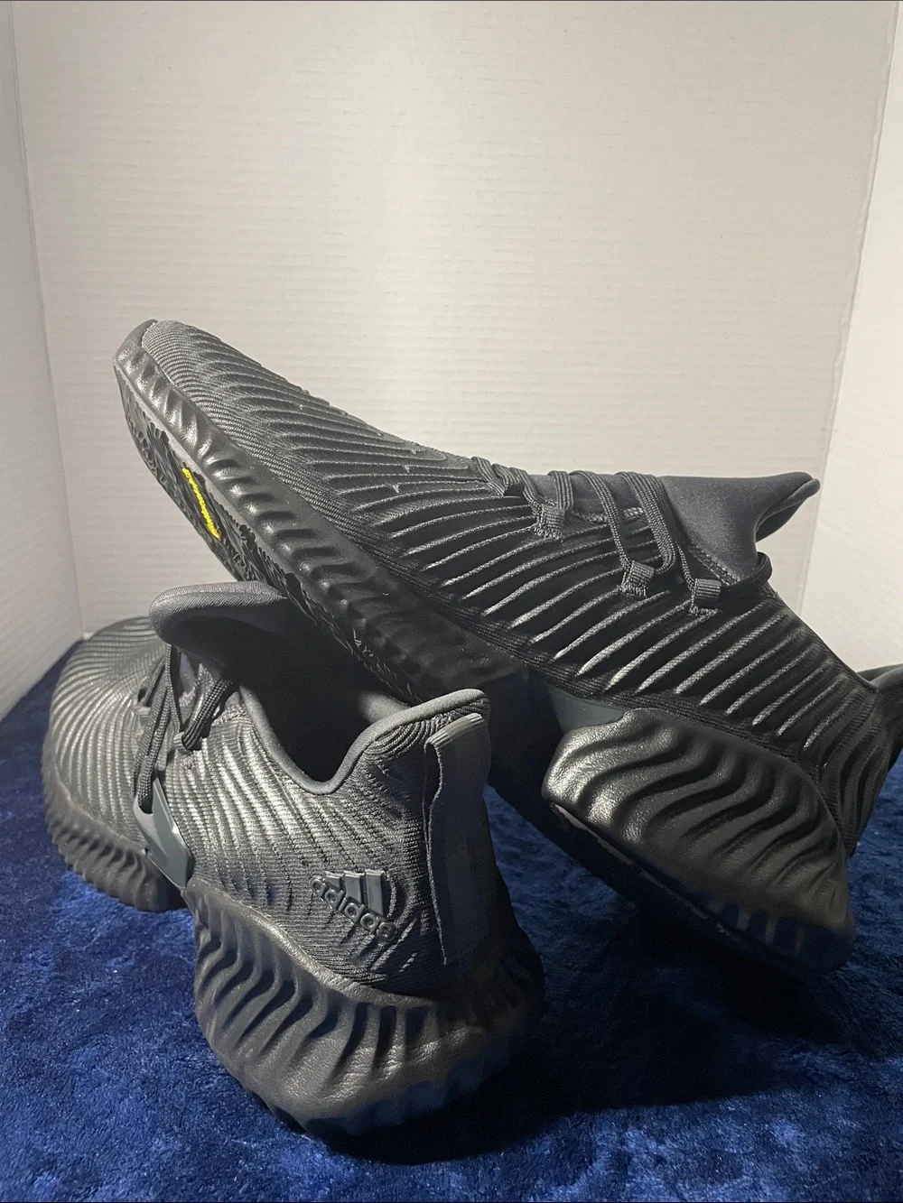 Adidas AlohaBounce Instinct black Textured Knit Running Shoes. New, size 13.